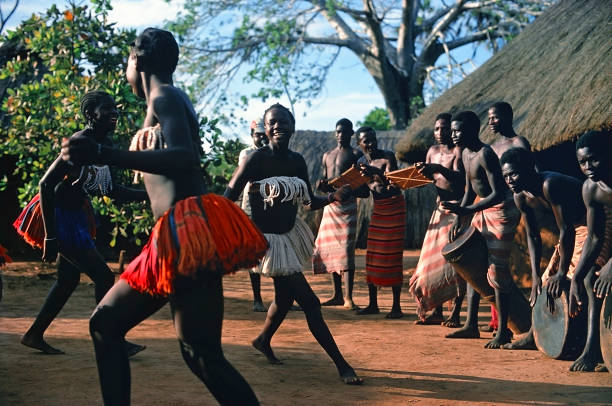traditioneller tanz in mijikenda giriama dorf 1975 - auszeichnung als bester schauspieler stock-fotos und bilder