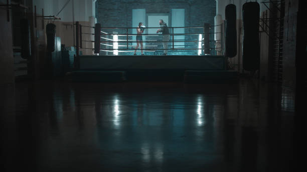 femelle boxer sparring avec formateur - boxing womens photos et images de collection