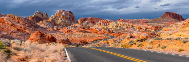 レッド ロック キャニオン パノラマの嵐の後の空の砂漠の道 - red rock canyon national conservation area ストックフォトと画像