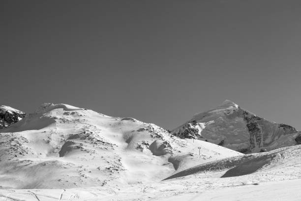 istock Snowy mountain with glacier and slope for freeriding with snow cornice 1124539759