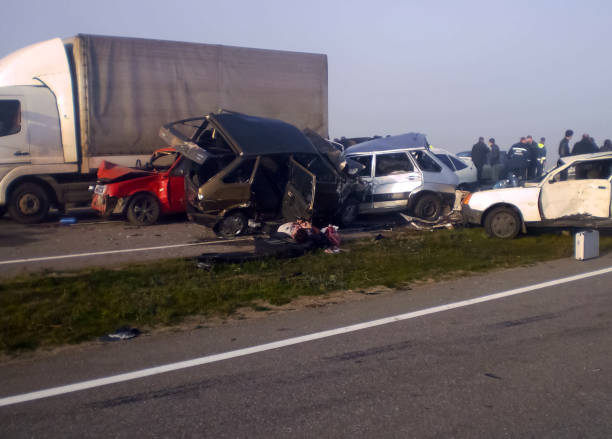 consequências de um acidente de carro, um carro acidentado. acidente de viação. acidente na rua em kharkov. - highway street road speed - fotografias e filmes do acervo