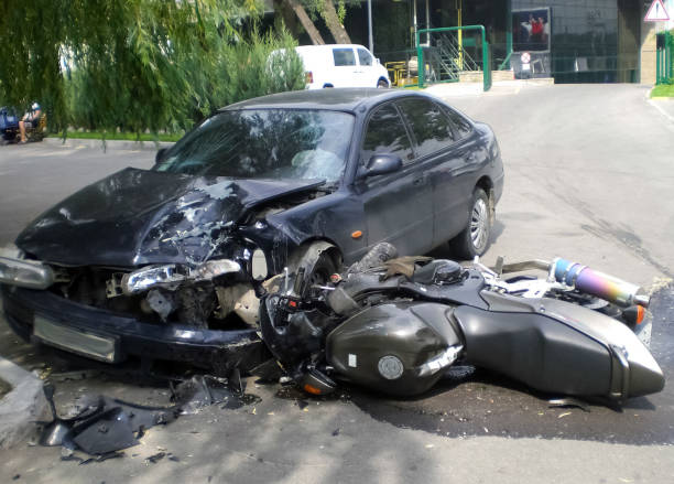 난파 자동차, 자동차 사고의 결과. 도 교통 사고입니다. kharkov에서 거리에 사고입니다. - car abandoned absence wreck 뉴스 사진 이미지
