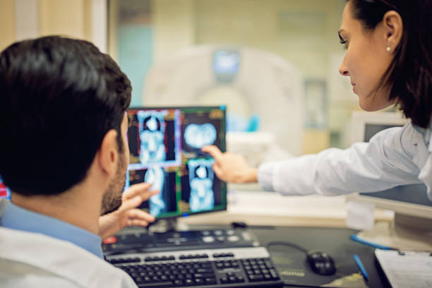 los médicos están trabajando con la exploración de ct en el hospital - tumor fotografías e imágenes de stock