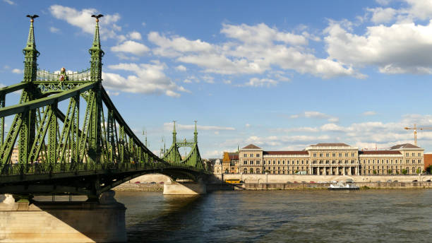 自由の橋、ブダペスト、ハンガリーでリバーサイド ・ コルヴィヌス大学経済 - corvinus university ストックフォトと画像