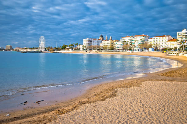 vista de playa y paseo marítimo de san rafael, famoso destino turístico de la riviera francesa - 6134 fotografías e imágenes de stock