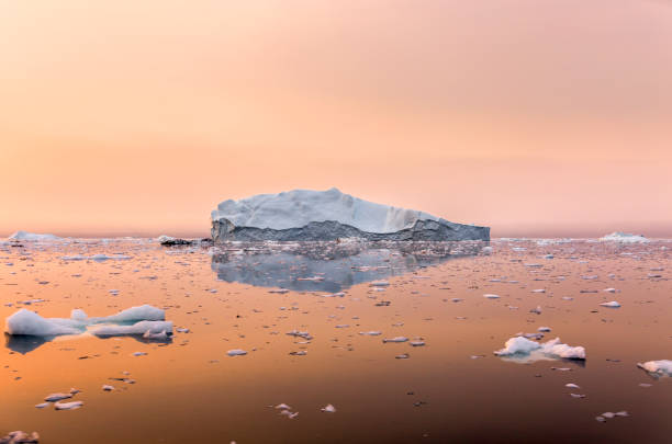 eisberg am meer in den sonnenuntergang - arctic stock-fotos und bilder