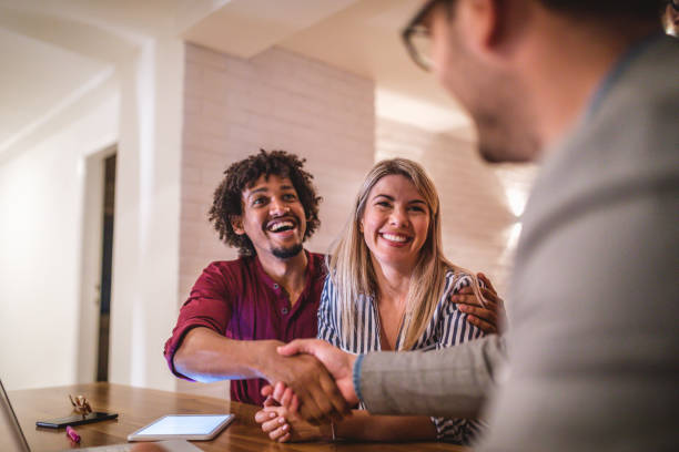 l’accord est fait ! - business meeting smiling ethnic multi ethnic group photos et images de collection