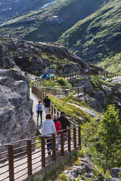 trollstigen, 노르웨이의 전망대에 방법에 사람들. - norway snake mountain road man made 뉴스 사진 이미지