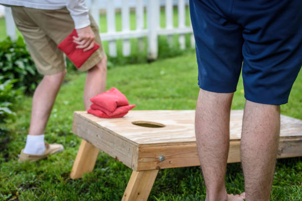 jovens jogando jogo cornhole no quintal - playing surface - fotografias e filmes do acervo