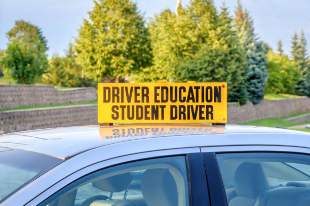istock Student driver sign on top of car 1124599067