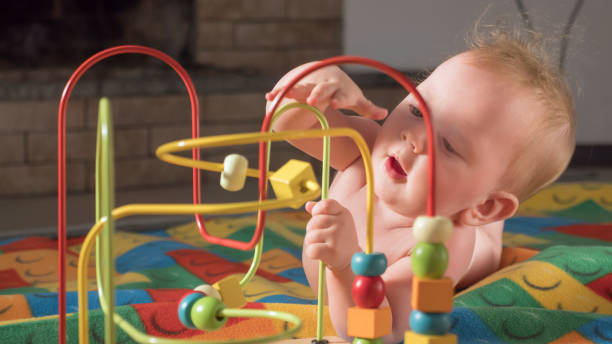 jouets et jeux pour des besoins particuliers. développement de bébé. commencer tôt. développement de jouets pour bébés. jouer l’activité pour les tout-petits, enfants d’âge préscolaire. développement historique de la motricité fine. beau d� - enfant prodige photos et images de collection