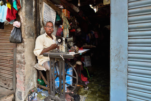 захватывающая жизнь на улицах калькутты - street stall стоковые фото и изображения