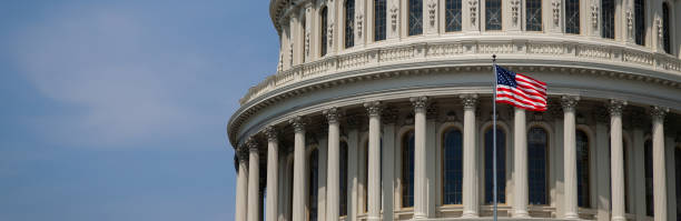 капитолий сша 16 (баннер) - washington dc capitol building american flag sky стоковые фото и изображения