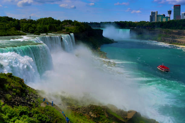 ナイアガラの滝ボートツアーと滝ハイキング ツアー - niagara falls falling people usa ストックフォトと画像