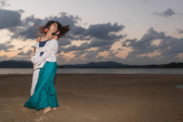 girando en la playa al atardecer 2 - hawaiian culture flash fotografías e imágenes de stock