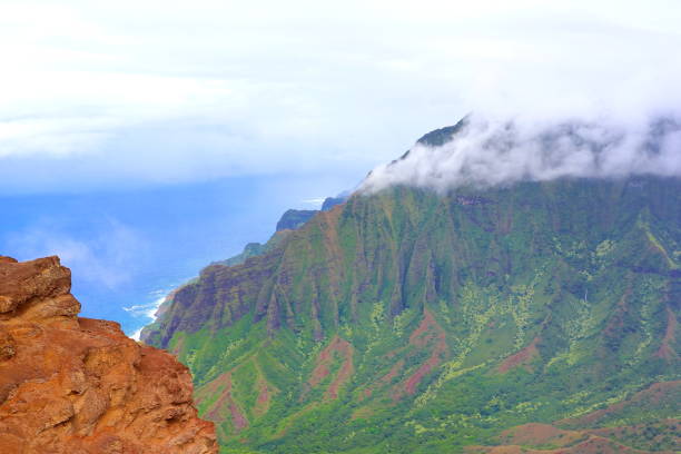 霧・雨の後 kalepa リッジのカウアイ島の緑の山々 - mahaulepu beach ストックフォトと画�像