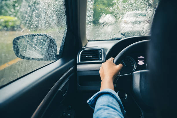 conducción en temporada de lluvias - mojado fotografías e imágenes de stock