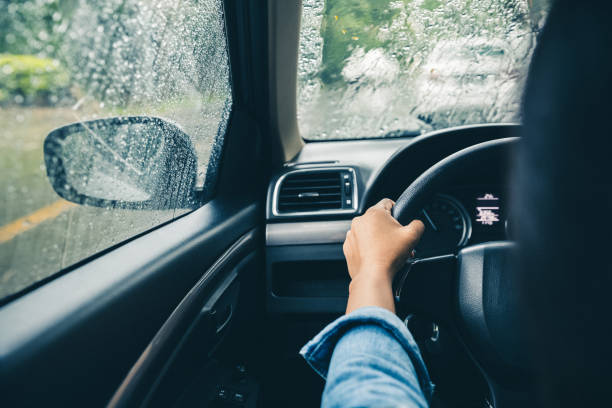 driving in rainy season - rain imagens e fotografias de stock