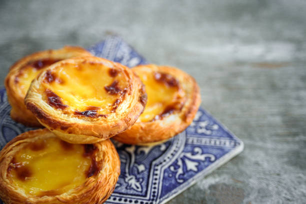 tarta de huevo de portugal con azulejo - egg tart fotografías e imágenes de stock