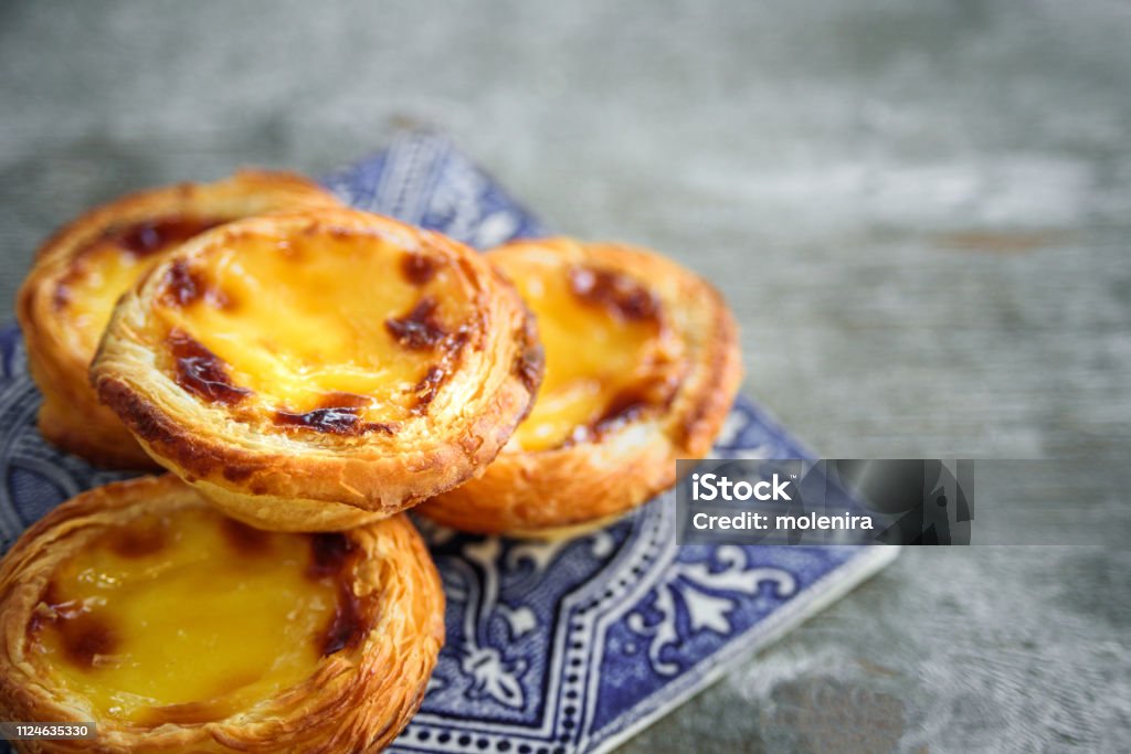 Crostata all'uovo portoghese con azulejo - Foto stock royalty-free di Pastel de Nata