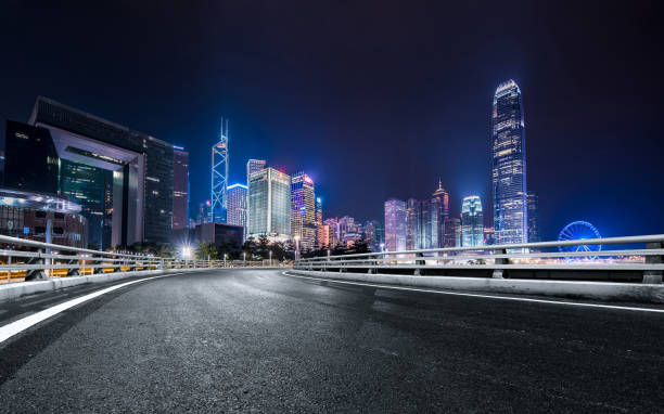 strada del centro città, hong kong - downtown district skyline skyscraper asphalt foto e immagini stock