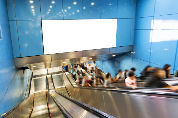 leere plakat über die rolltreppe - u bahnstation stock-fotos und bilder