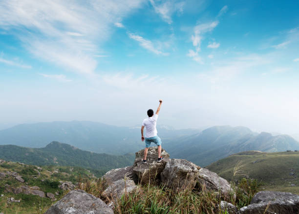 homem no topo da montanha - men on top of climbing mountain - fotografias e filmes do acervo