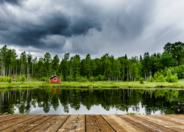 スウェーデンの湖 - scandinavian lake cottage house ストックフォトと画像