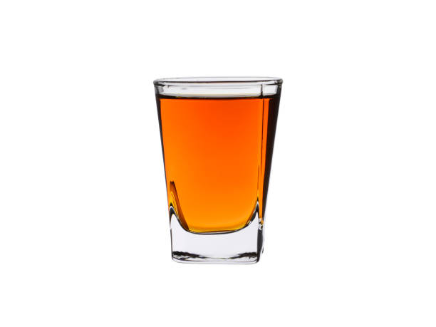 bere bicchiere di whisky e brandy isolato su uno sfondo bianco - shot glass foto e immagini stock