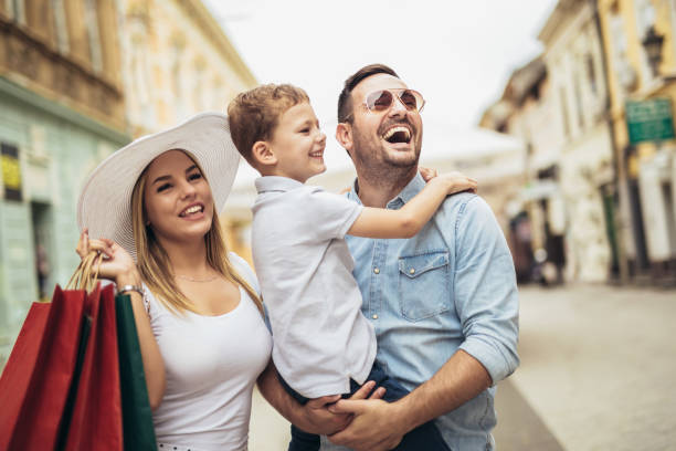 szczęśliwa rodzina bawiąca się na świeżym powietrzu po zakupach - people eating walking fun zdjęcia i obrazy z banku zdjęć