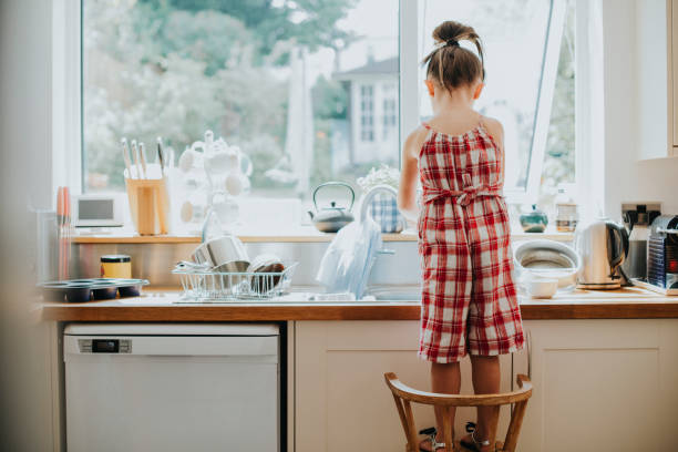 istock Little girl doing the dishes 1124653749