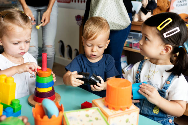 infantiles de niños jugando con el profesor en el aula - preschooler fotografías e imágenes de stock