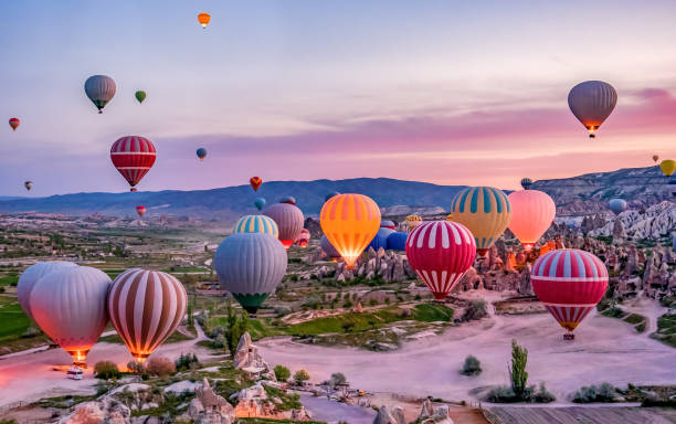 kolorowe balony przed startem w parku narodowym goreme, kapadocja, turcja - anatolia zdjęcia i obrazy z banku zdjęć