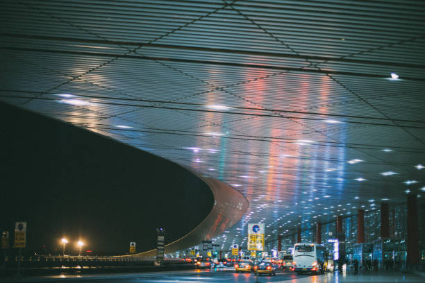terminal międzynarodowego lotniska t3 pekin w nocy - beijing traffic land vehicle city street zdjęcia i obrazy z banku zdjęć
