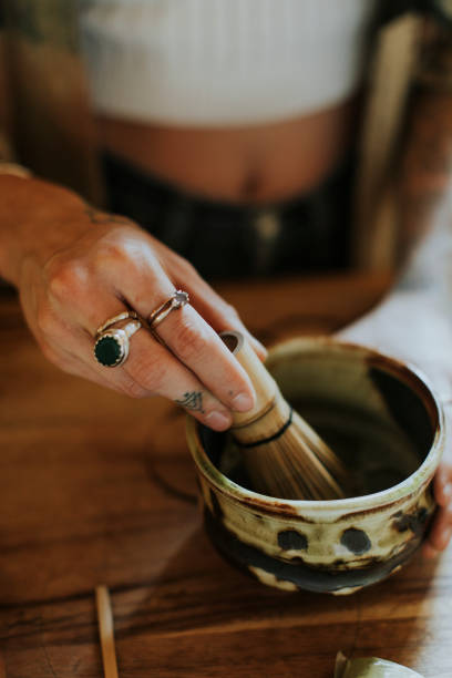 kobieta przygotowuje japońską herbatę matcha - tattoo japanese culture women asian ethnicity zdjęcia i obrazy z banku zdjęć