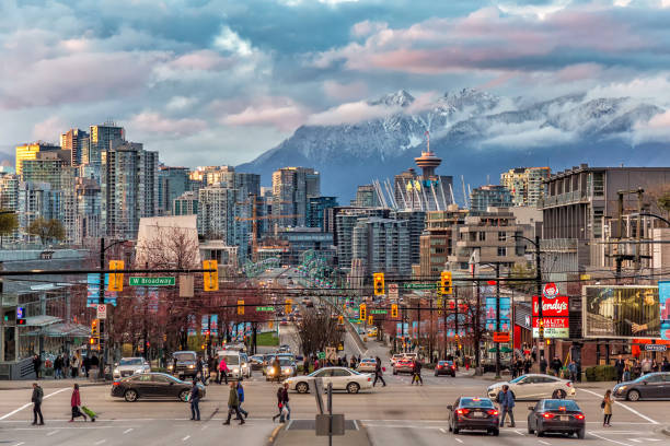 vancouver stadt unter dem berg - canada stock-fotos und bilder