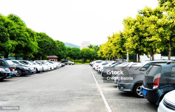 ガレージのバック グラウンドの駐車場で車 - 駐車場のストックフォトや画像を多数ご用意 - 駐車場, 駐車, 駐車標識