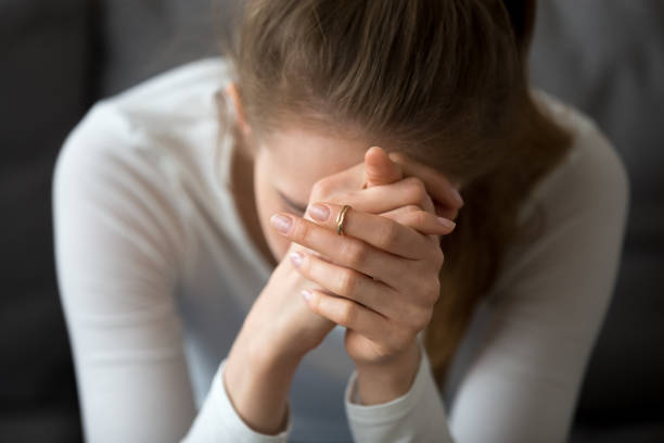 donna triste che si sente senza speranza piangendo da sola, ragazza nel concetto di disperazione - debolezza foto e immagini stock