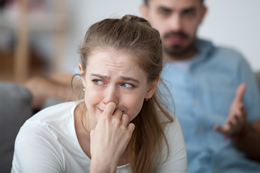 Mujer estresada llorando deprimida sentimiento ofendido por control tirano marido photo