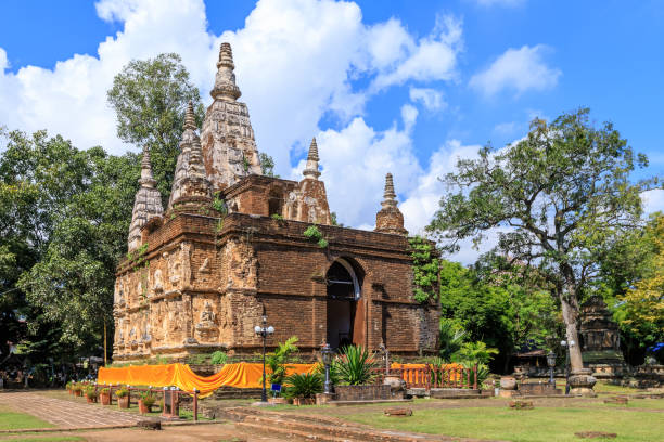 древн�яя пагода в ват фотарам маха вихан (чет йот) чан ман в чиангмае, к северу от таиланда - wat maha that стоковые фото и изображения