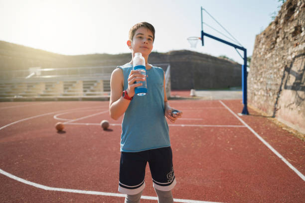 pause rapide - water child bottle little boys photos et images de collection