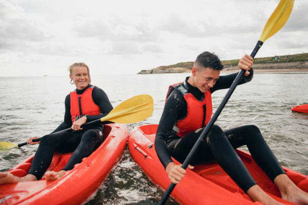 kajaks, die aneinander stoßen - kayaking kayak sea coastline stock-fotos und bilder