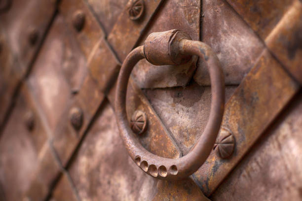 frammento della vecchia porta di ferro - gate handle door traditional culture foto e immagini stock