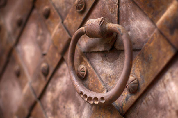 фрагмент старой железной двери - gate handle door traditional culture стоковые фото и изображения