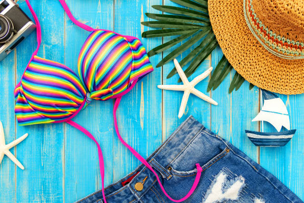 夏のファッションの女性の大きな帽子とアクセサリー、ビンテージ カメラはビーチ休暇の旅行に行きます。熱帯の海。珍しいトップ ビューとコピー スペース ブルー背景夏と休日の概念。 - picture hat ストックフォトと画像