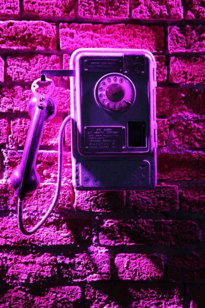 téléphone sur le mur de brique - pay phone brick wall telephone old photos et images de collection