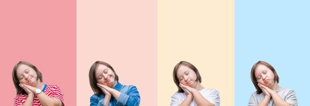 kolaż z zespołem downa kobieta nad kolorowymi paskami izolowane tło spanie zmęczony marzy i pozowanie z rękami razem, uśmiechając się z zamkniętymi oczami. - fell down zdjęcia i obrazy z banku zdjęć