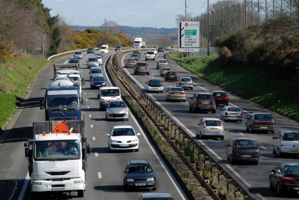 circulación routière - autopista de cuatro carriles fotografías e imágenes de stock