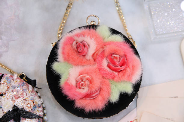 exclusivo bolso con corte de piel - fur trim fotografías e imágenes de stock