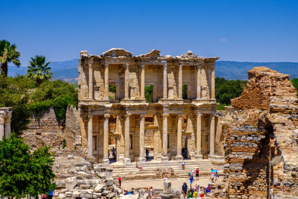 objetos antigos e estruturas em close-up de ephesus, selcuk, turquia - ephesus - fotografias e filmes do acervo